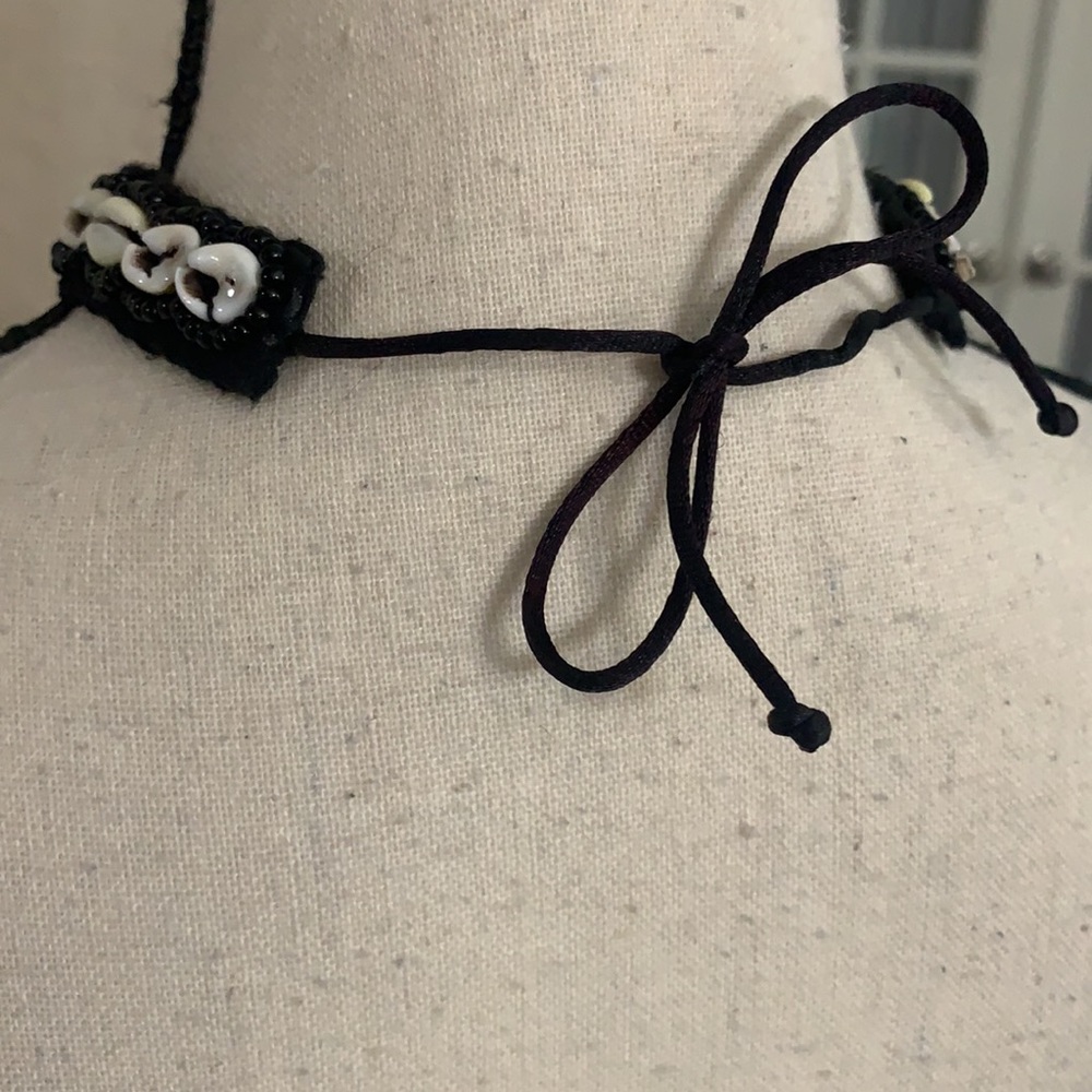 Puka shell and black small bead choker necklace - Picture 9 of 10